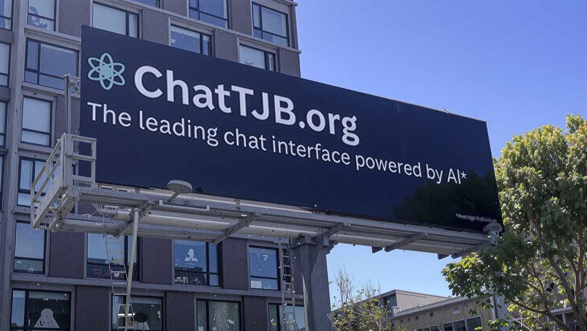 שלט החוצות של ChatTJB בפינת הרחובות השישי ופולסום בסן פרנסיסקו