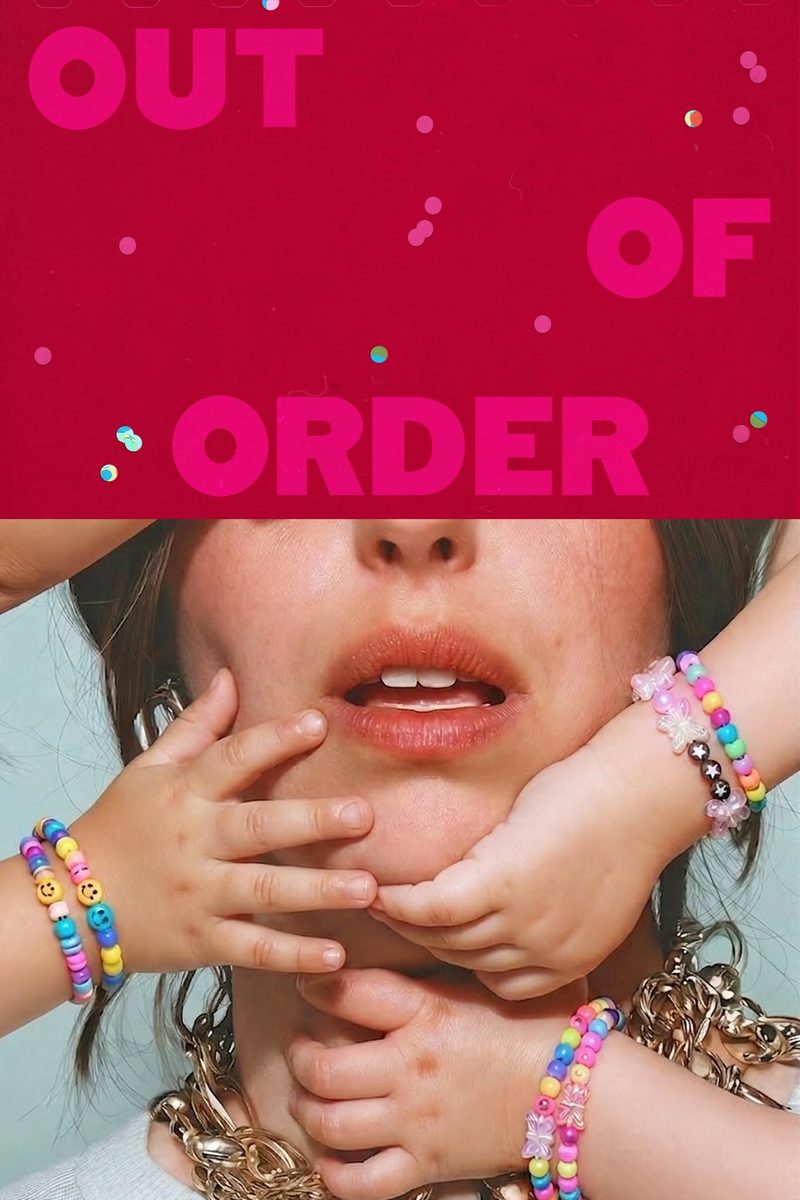 פוסטר Out of Order: ידיים של ילדים מכסות פנים של אמא